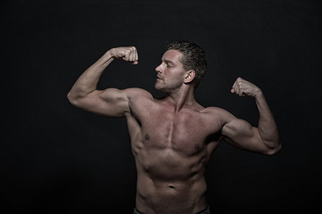 Obraz na płótnie Canvas Glamour young muscular athletic man