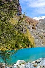 Fototapeta na wymiar Lago Layet, auch genannt Lago Blu, im Aostatal