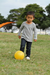 ボールを蹴る幼児(3歳児)