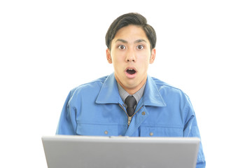 驚いた表情の労働者