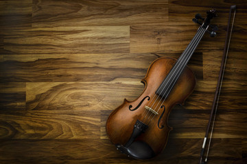 Geige auf Holz