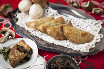 Empanadas de champiñones con Epazote