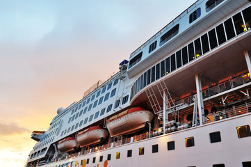 Naklejka premium Cruise ship at sunset