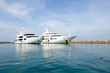 Obraz na płótnie Canvas Two white luxury boats at the marina