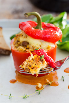 Gefüllte Paprika mit Hackfleisch Sauce und Käse überbacken