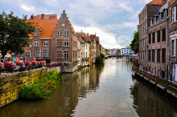 Fototapeta na wymiar Una ciudad de canales, Gante, Gent, Gand, Bélgica, Flandes