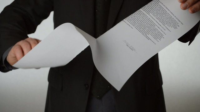 Gesch&auml;ftsmann zerreisst Vertrag