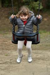 Bimba sull'altalena