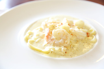 spaghetti cream sauce with shrimp