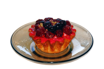 Cake basket with berries and cream pink