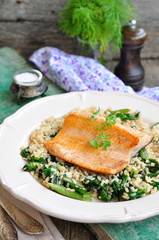 Fried salmon with brown rice, spinach and leguminous kidney bean