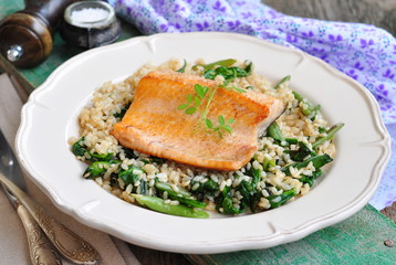 Fried salmon with brown rice, spinach and leguminous kidney bean