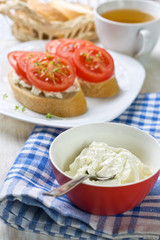 bread with tomatoes and cream cheese