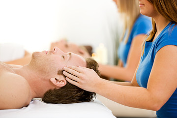Obraz na płótnie Canvas Massage: Couple Gets Head Massage