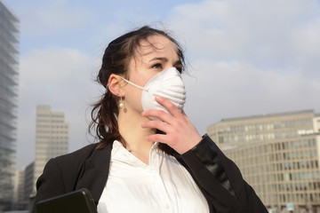 Geschäftsfrau mit digital tablet und Schutzmaske, Smog, Umwelt