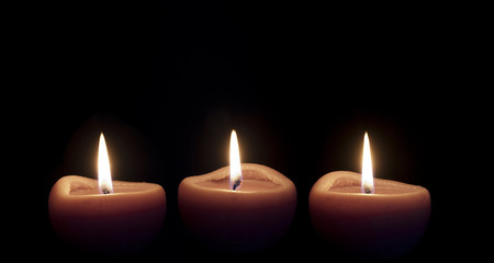 Fototapeta na wymiar candles lighting in the darkness