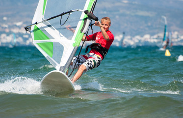 Teenager beim Windsurfen