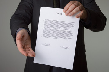 Geschäftsmann hält unterschriebenen Vertrag