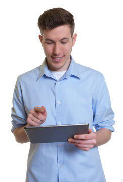 Mann im blauen Hemd surft mit Tablet Computer