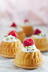 Mini Gugelhupf, Ricottacreme, Pistazien, Kuchen auf Holz