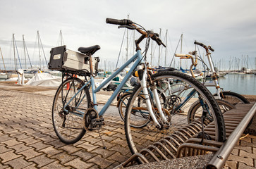 Fototapeta na wymiar biciclette parcheggiate sul molo