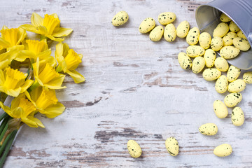 Wielkanocna karta z żonkilami i żółtymi jajkami