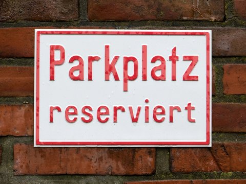 Hinweisschild auf reservierten Parkplatz