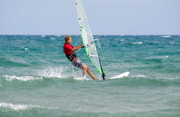 Teenager beim Surfen