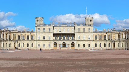 Obraz premium The central building of the Great Gatchina Palace near Saint Pet