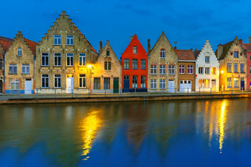 Fototapeta na wymiar Night Bruges canal with beautiful colored houses