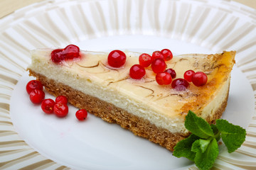 Cheesecake with berries and mint