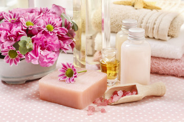 Obraz na płótnie Canvas Spa set: bottle of essential oil, liquid soap, scoop of raspberr