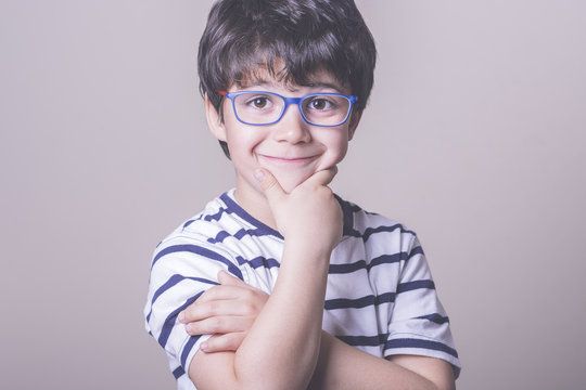 ni&ntilde;o con gafas