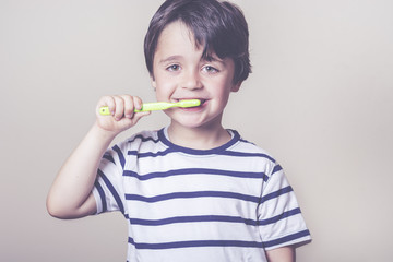 niño feliz lavandose los dientes