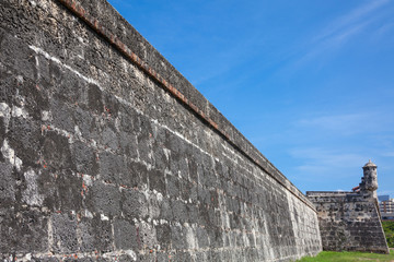 Vista de las murallas que rodean la ciudad antigua en Cartagena de Indias en Colombia