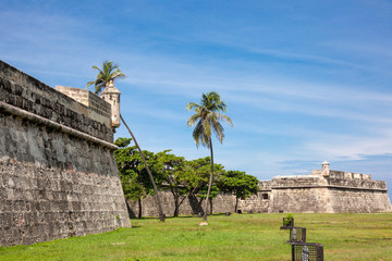 Vista de las murallas que rodean la ciudad antigua en Cartagena de Indias en Colombia