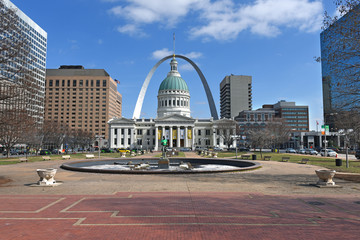 Fototapeta na wymiar Downtown Saint Louis With Old Courthouse and Arch