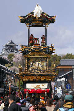 犬山春祭りの山車と国宝犬山城