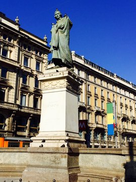 Milano, piazza Cordusio - monumento a Parini