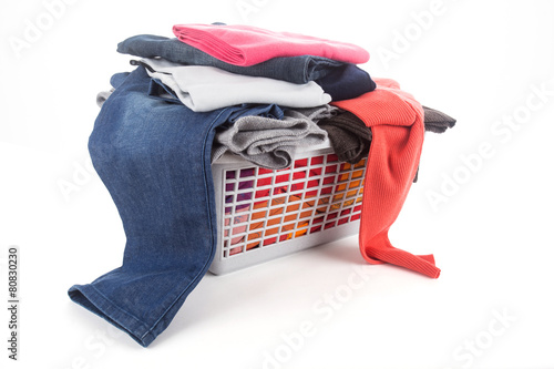 "Kleidung im Wäschekorb" Stockfotos und lizenzfreie Bilder auf Fotolia