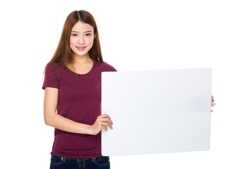 Obraz na płótnie Canvas Beautiful asian woman holding a blank whiteboard