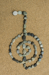 Reiki Symbol Choku rei aus Kieselsteinen auf Sand