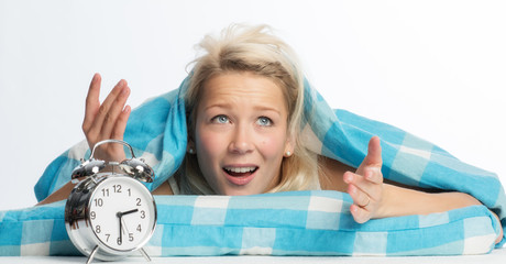 Blonde Frau mit Schlafproblemen
