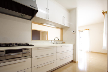 Fototapeta na wymiar 自然光が入る　対面式 キッチンとリビング　イメージ　シンプル家具なし　施工例