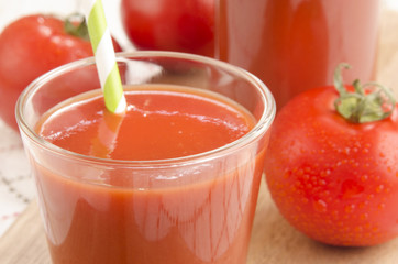 frischer Tomatensaft in einem Glas