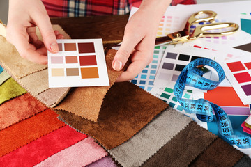 Obraz premium Woman working with scraps of colored tissue and palette close up