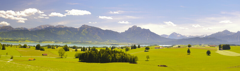 Panorama Landschaft in Bayern mit Berge der Alpen bei Füssen