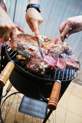 Handling and cutting barbecue meat