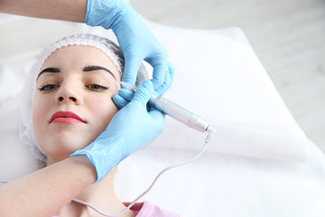 Naklejka premium Permanent make-up (tattoo) at beauty salon