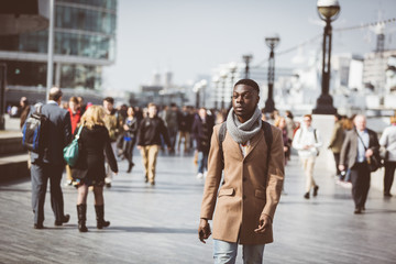 Obraz premium Man walking w Londynie na chodniku Thames
